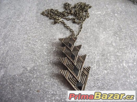 Řetízek s přívěskem trojůhelníků – fotografie 2
