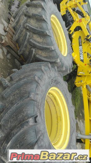 Přední dvojmontáže na John Deere 8000 – fotografie 1