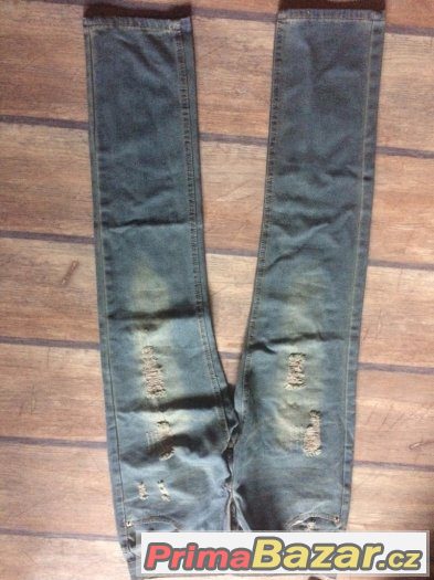 Nové potrhané jeans – fotografie 1