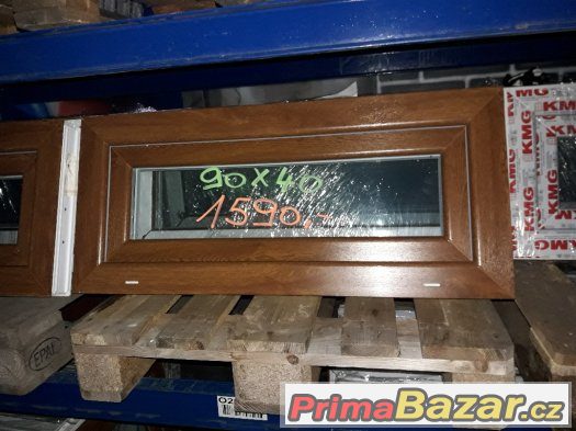 prodam plastove sklepni oknp 90x40 zlaty dub/bila – fotografie 1