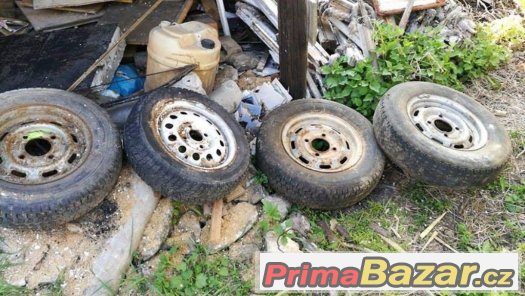 Pneu i s diskem na frézu nebo starší vozidlo. – fotografie 1