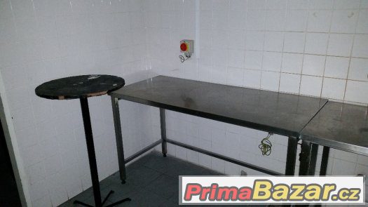 Nerezové stoly, ohřívač talířů a digestoř. – fotografie 4