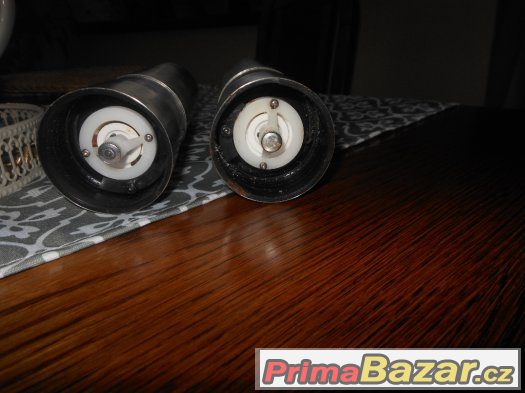 2x MLÝNEK ELEKTRICKÝ-NEREZ-NA PEPŘ,SŮL apod.,praktické – fotografie 3