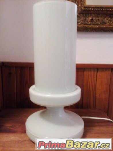 Skleněná stolní lampa s kovovým spodkem. – fotografie 1