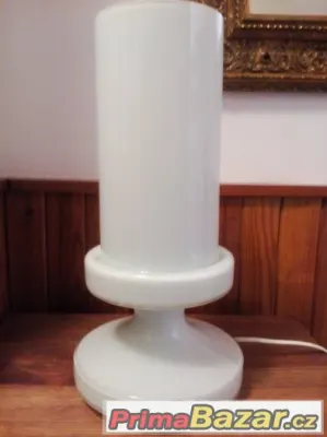 Skleněná stolní lampa s kovovým spodkem.