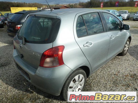 TOYOTA YARIS 1,0 VVT-i 51 KW R.V.2006..5 DVEŘÍ..KLIMA – fotografie 3