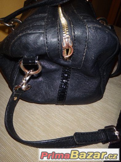 Černá crossbody/kabelka Guess – fotografie 2