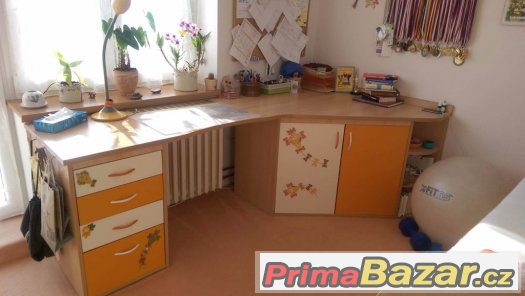 Dětská postel a stůl – fotografie 3
