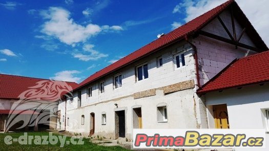 Bytový dům, užitná plocha 694m2, bývalá zemědělská usedlost, – fotografie 1