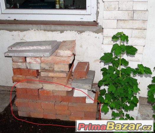 Prodám pěkné a čisté bílé a červené cihly, 100 ks za 700Kč – fotografie 2