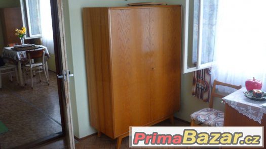 SKŘÍNĚ ŠATNÍ - VĚTŠÍ - VELMI PĚKNÁ, ČISTÁ, PEVNÁ – fotografie 1