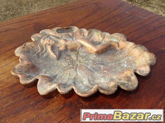 Starý měděný popelník s ležící ženou - 18 cm – fotografie 5