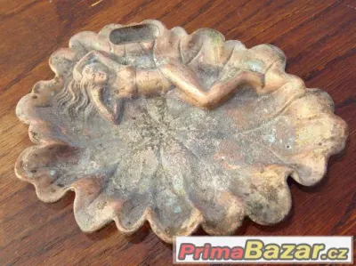 Starý měděný popelník s ležící ženou - 18 cm