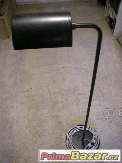 PRODÁM FUNKČNÍ ČERNOU POKOJOVOU STOJACÍ LAMPU – fotografie 3