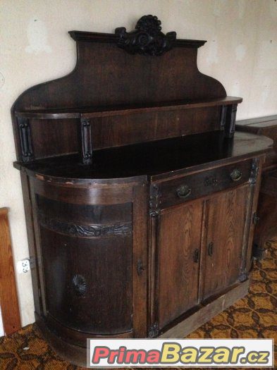 Starožitná komoda s dřevořezbami – fotografie 2