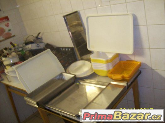 Tácky a misky plastové a nerezové různé druhy a velikosti. – fotografie 2