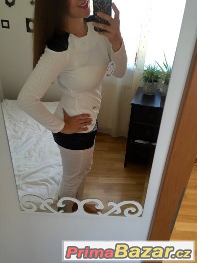 bile tricko s kozenymi detaily – fotografie 2
