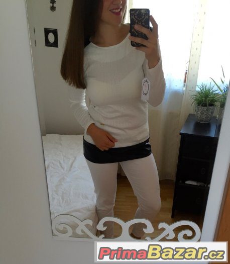 bile tricko s kozenymi detaily – fotografie 3