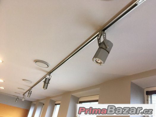 Interiér stylové restaurace na prodej - stoly, židle světla. – fotografie 3