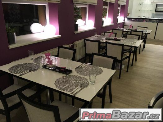 Interiér stylové restaurace na prodej - židle, stoly, nerez – fotografie 1