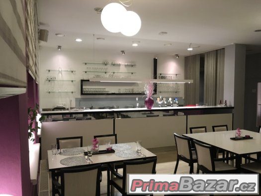 Interiér stylové restaurace na prodej - židle, stoly, nerez – fotografie 4