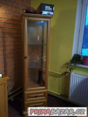 Vitrína k obývací stěně z dubového masivu