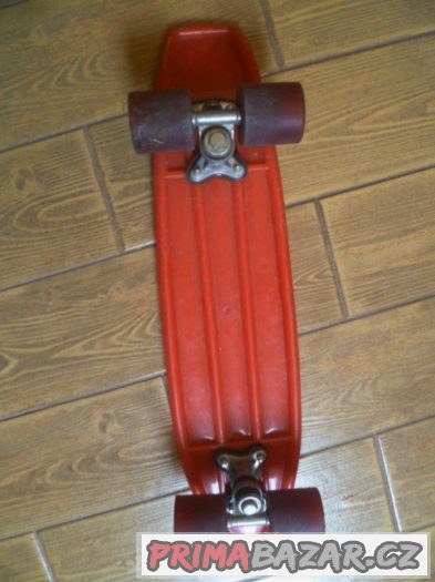 červený Skateboard – fotografie 3