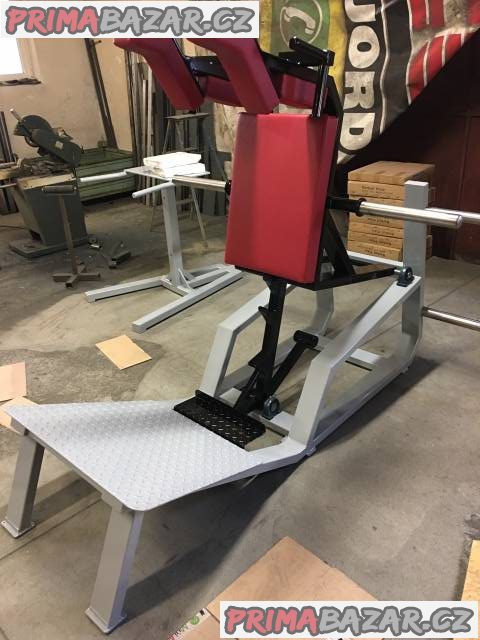 Fitness stroje V - squat machine – fotografie 1