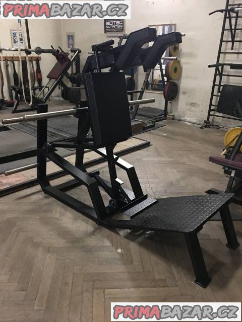 Fitness stroje V - squat machine – fotografie 2