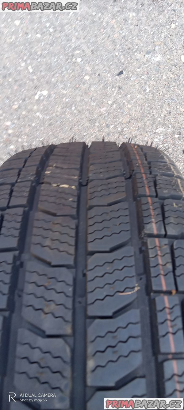 Prodám zimní pneumatiky značky Kleber transalp 215/65R15 cena je 6000 tel na mě je 723537304 – fotografie 1