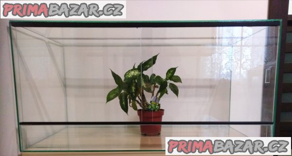 Terárium 80x40x40 nové .Vhodné pro agamy, želvy hady. Posouvaci dvířka. Vrchni dolní větrání. Sila skla 5 mm.Předání Praha nebo Kralupy nad Vltavou. Eventuálně mohu dopravit – fotografie 1