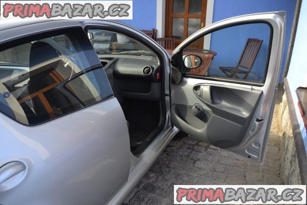 Toyota Aygo 2006 se znackou na prank THE M0NEY stk 8.2024 – fotografie 7