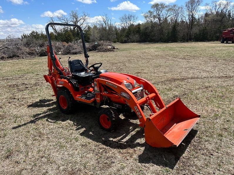 Traktor Kubota BX24D – nakladač a bagr, 3-bodový závěs, PTO – fotografie 3