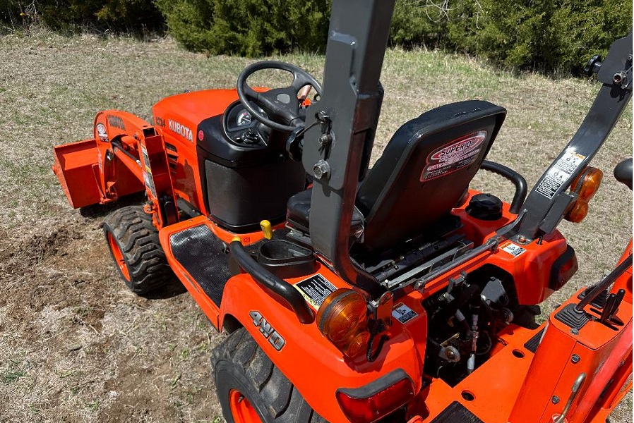 Traktor Kubota BX24D – nakladač a bagr, 3-bodový závěs, PTO – fotografie 6