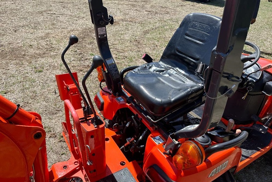 Traktor Kubota BX24D – nakladač a bagr, 3-bodový závěs, PTO – fotografie 7