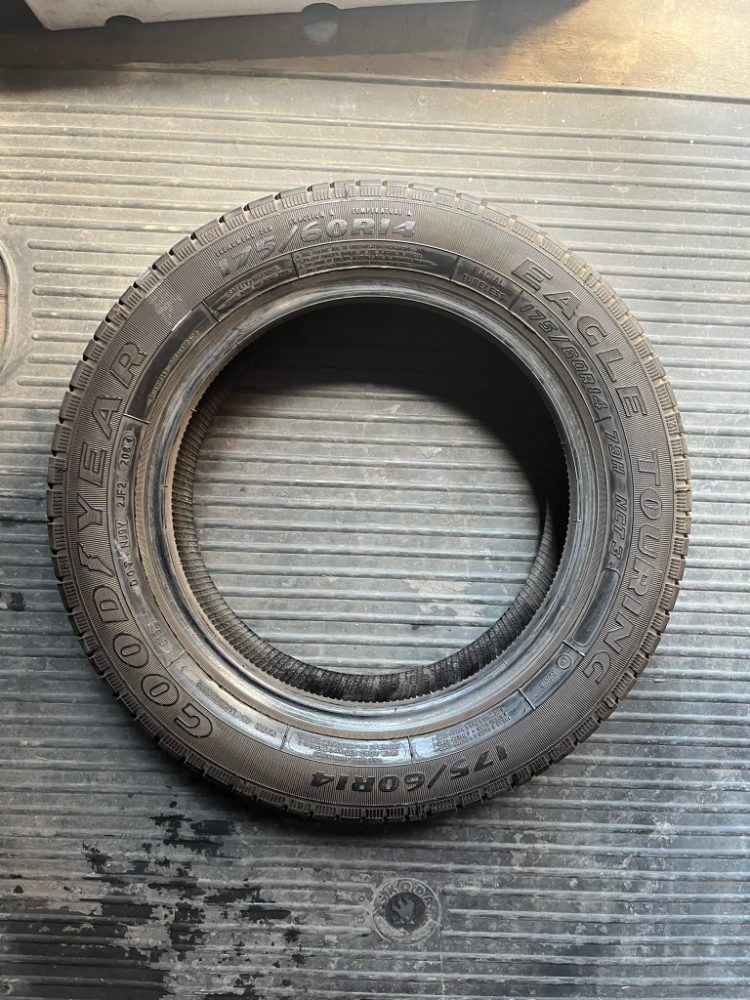 Pěkné pneu 165/70 R13, 175/60 R14 (rezerva) – fotografie 5