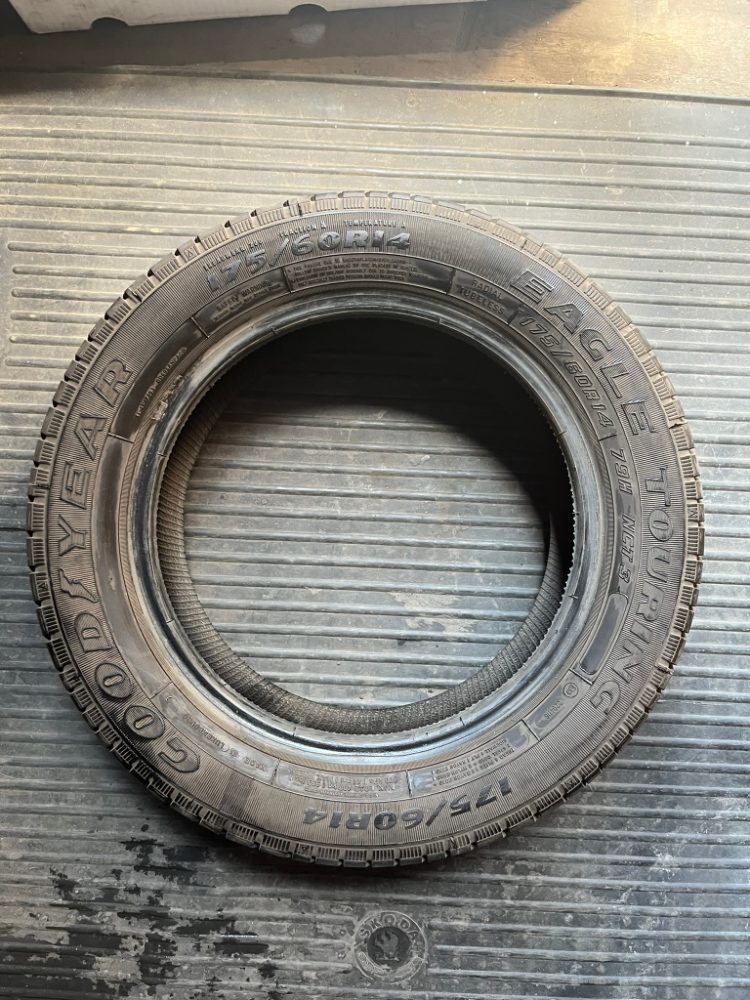 Pěkné pneu 165/70 R13, 175/60 R14 (rezerva) – fotografie 6